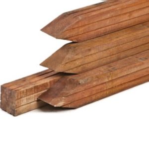 Hardhouten palen geschaafd